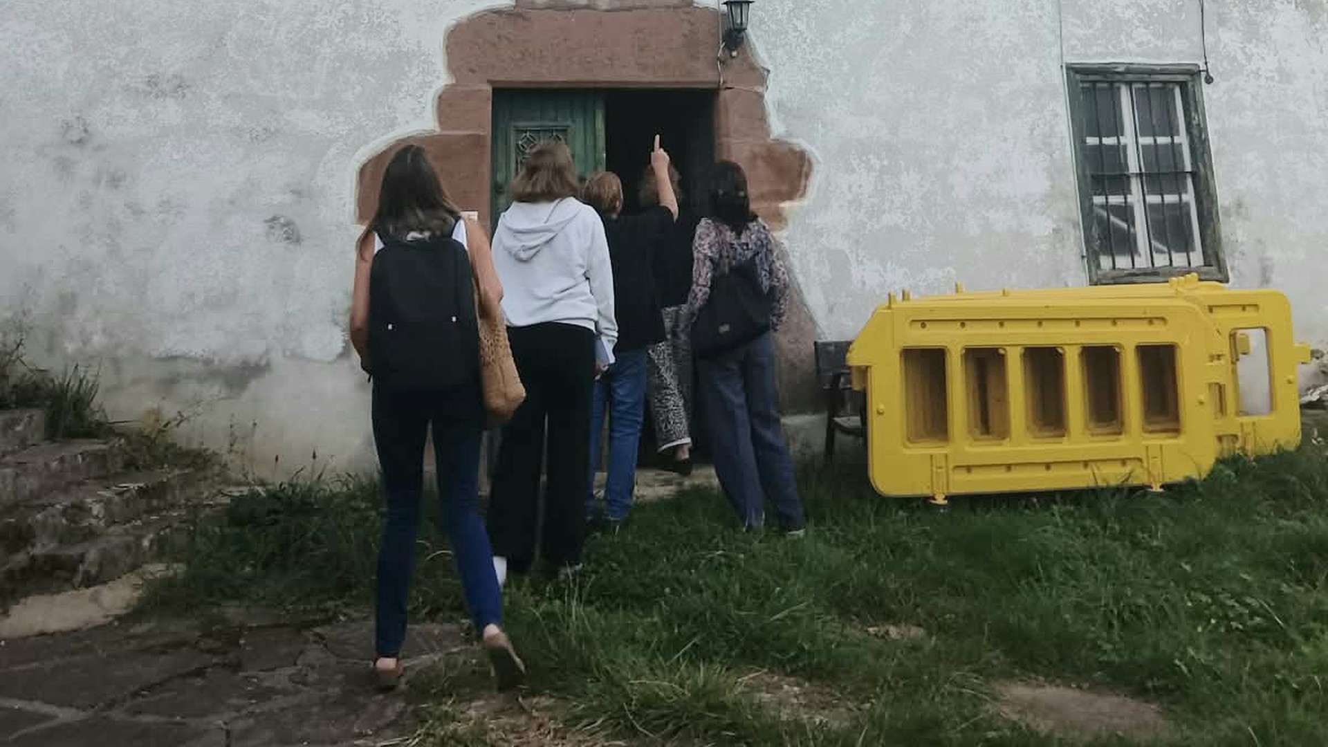 Zugarramurdiko Apezaren etxean etxebizitza kooperatiba sortzeko asmoarekin hasiak dira lanean