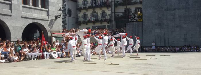Lehen aldiz emakumeek ere Ezpatadantza dantzatu dute Leitzako Santiburtzio egunean