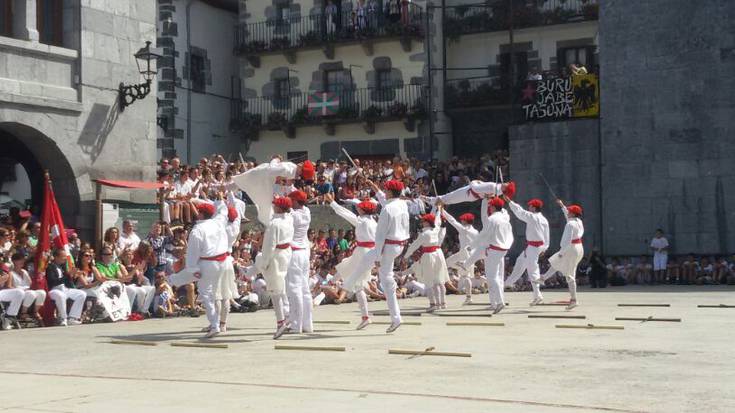 Lehen aldiz emakumeek ere Ezpatadantza dantzatu dute Leitzako Santiburtzio egunean