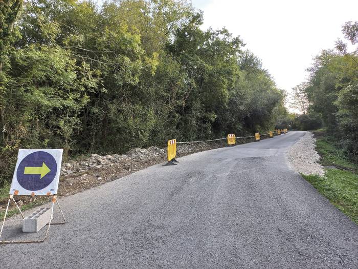 Zugarramurdiko frontoiko argiteria aldatu dute eta bentetako bidean kuneta egiten ari dira