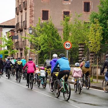 «Karrika seguruak aldarrikatzeko» bizikleta martxa antolatu du ortziralean Elizondoko guraso talde batek