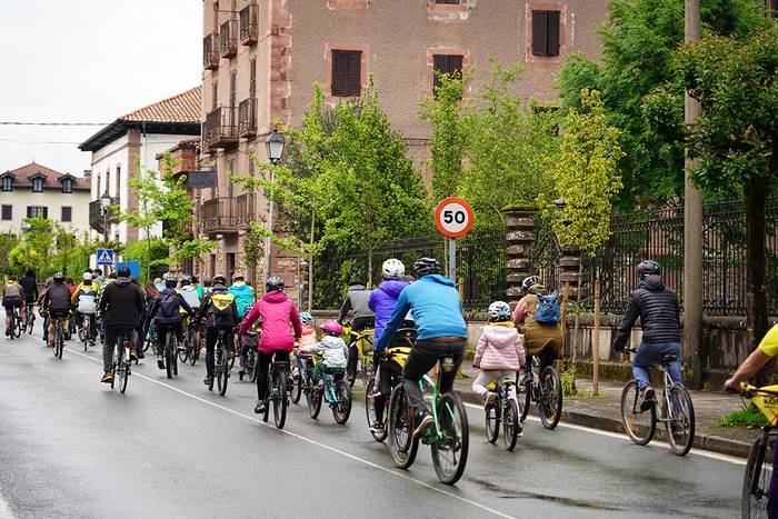 «Karrika seguruak aldarrikatzeko» bizikleta martxa antolatu du ortziralean Elizondoko guraso talde batek