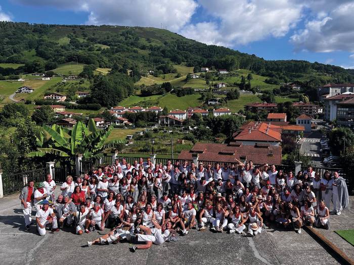 «Baikorrak peñak bi belaunaldi biltzen ditu orain, eta hagitz aberasgarria eta ederra iruditzen zaigu»
