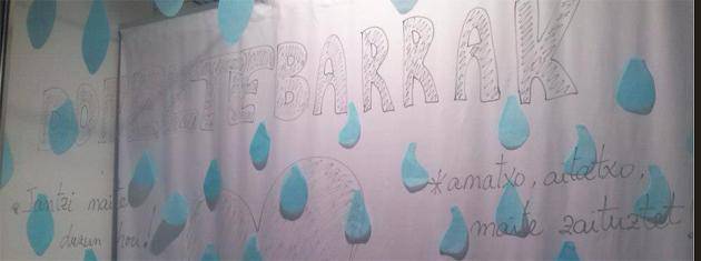 Doneztebarrak merkatari elkarteko kideek erakusleihoak apaindu dituzte San Valentin egunaren aitzakian