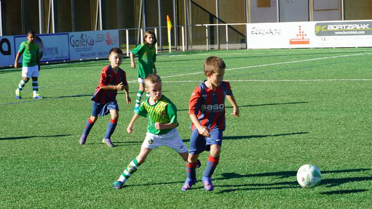 Baztango futbol talde nagusiak eta Beti Gazteko gizonezkoen eta emakumezkoen taldeek etxean jokatuko dute asteburuan