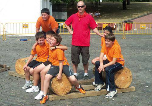   Herriko gaztetxoak Iruñeko Sanferminetako herri kirol jaialdian