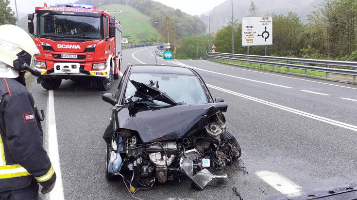 Gizonezko bat zauritua Etxalarren izan den auto istripuan