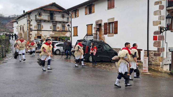 [ARGAZKIAK] Inauteetako asteartea puxka biltzearekin abiatu dute Aurtizen