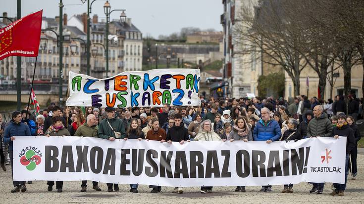 Unibertsitatera begira daude gazteak