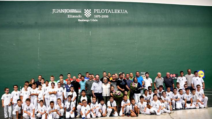 Baztan pilotalekuak Juanjo Atxa Mindegia pilotalekua izena hartu du