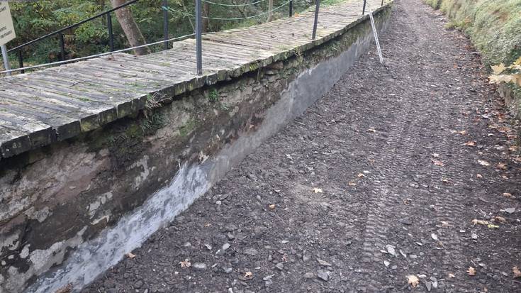 Zubietako errotaren kanaleko ur ihesak konpontzeko lanean ari dira