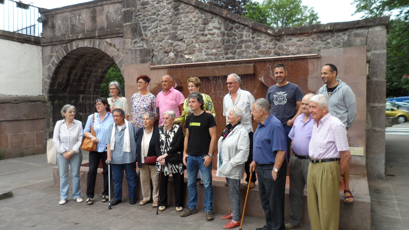 Elizondoko abesbatzaren plazako iturria berriz martxan 