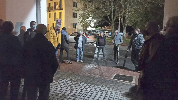 Burga plazan bildu ziren atzo auzotarrak Berako alkatearekin