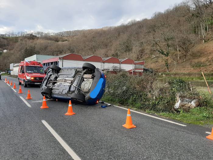 Auto bat iraulia Berako hilerri ondoan