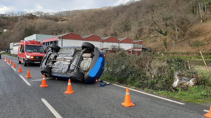 Auto bat iraulia Berako hilerri ondoan