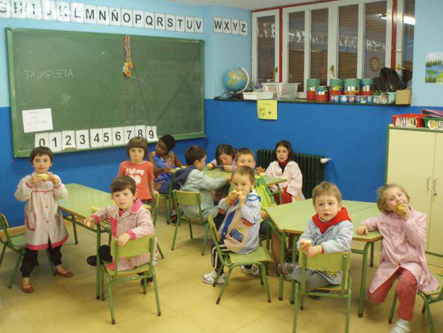Liburuak elkar trukatuz ospatu dute Liburuaren Eguna eskolan