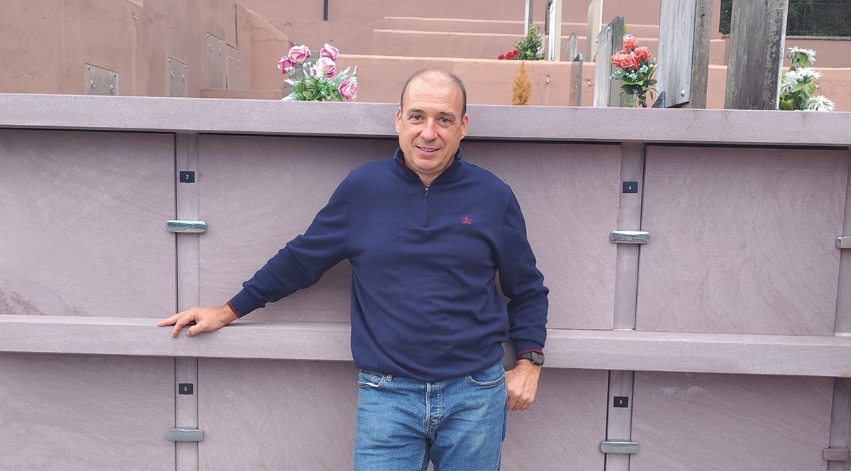 «Hildako pertsonak gogoan izateko orduan, harriak presentzia handia du»
