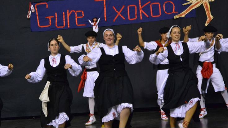 Gure Txokoa dantza taldearen emanaldia