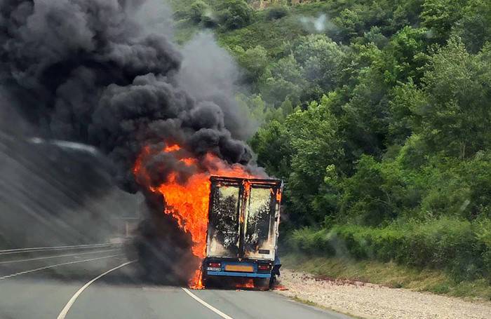 Kamioi batek su hartu eta Belate eta Almandozko tunelak itxi behar izan dituzte