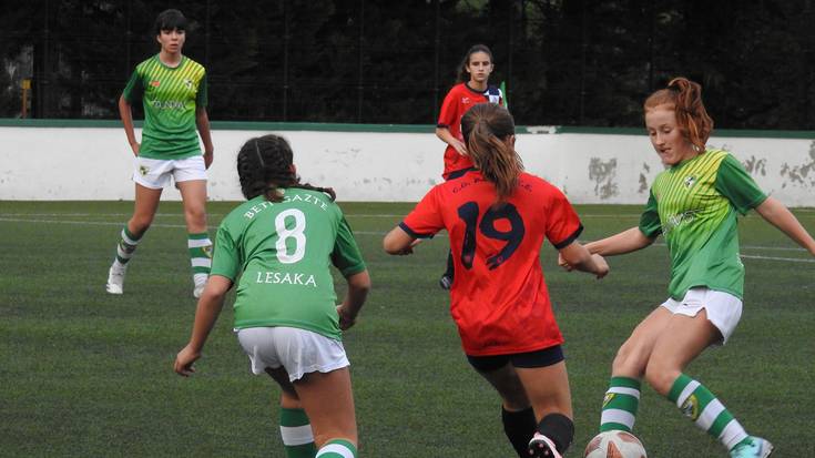 Txapeldunen fasean hasiko dira Baztan eta Beti Gazteko neska futbolista gaztetxoak