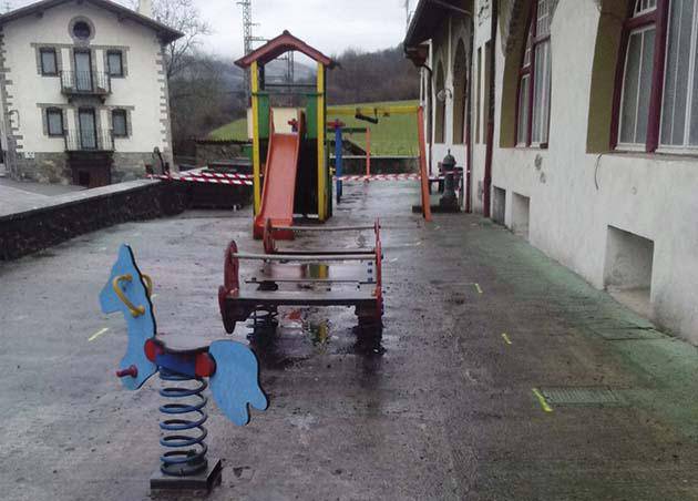 Hasi dituzte eskolako parkeko lurra berritzeko lanak
