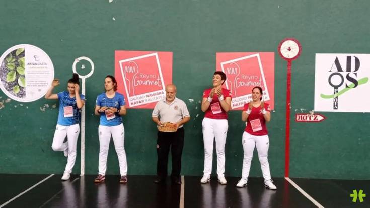 Ados pilota elkartearen sanferminetako pilota txapelketako finalerdietarako txartelak Lesakan banatu dituzte