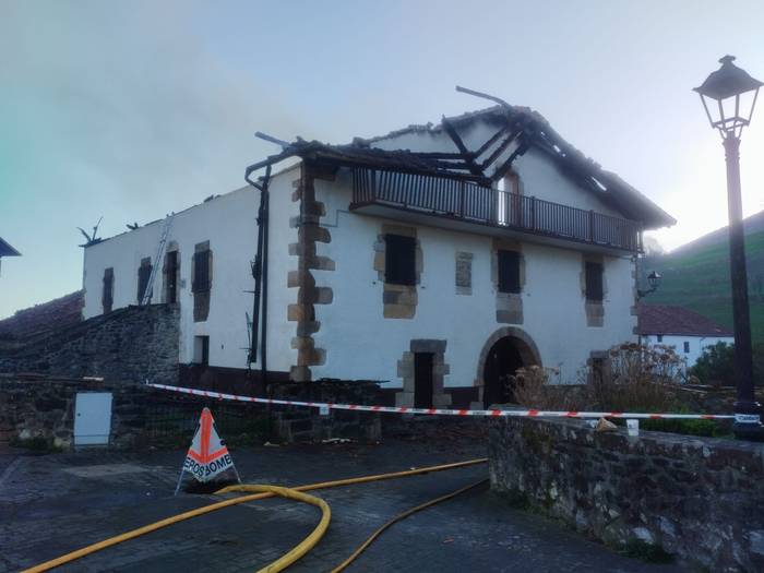 Berroetan erre zen Kortarizarrea etxea berreraikitzeko diru bilketa abiatu dute