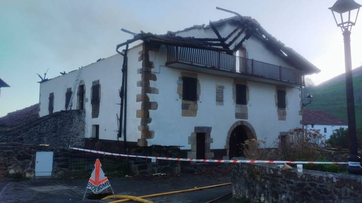 Berroetan erre zen Kortarizarrea etxea berreraikitzeko diru bilketa abiatu dute