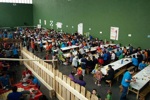 Eguraldi ona lagun jendetza batu zen herrietako eskolen bestan