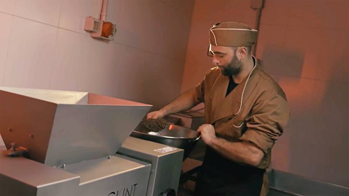 «Txokolatea hazitik egiten duen ekoizle bakarrenetakoak gara»