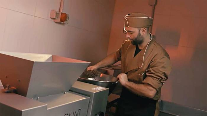 «Txokolatea hazitik egiten duen ekoizle bakarrenetakoak gara»