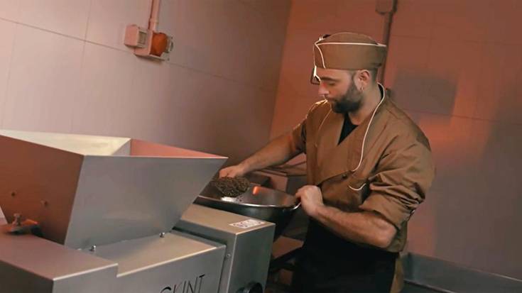 «Txokolatea hazitik egiten duen ekoizle bakarrenetakoak gara»