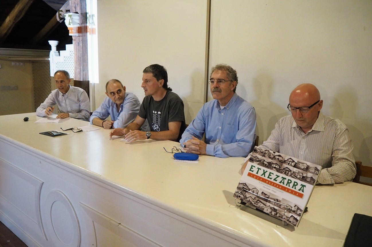'Etxezarra, Baztan 1912-2012' liburua aurkeztu dute Elizondon