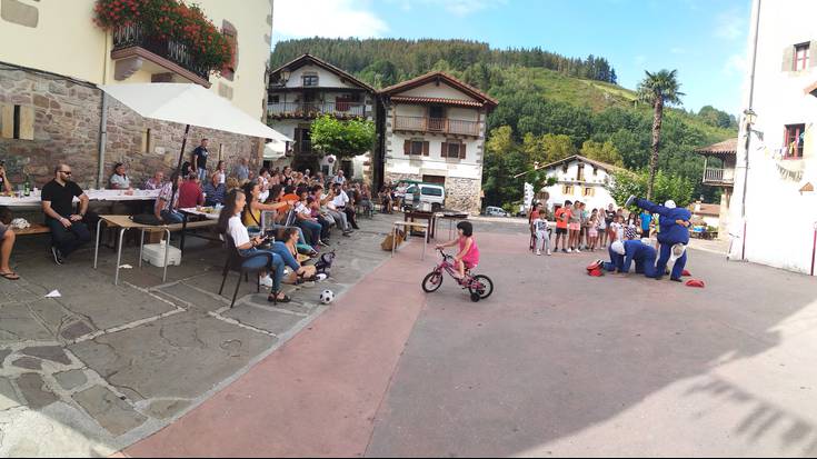 Zubietako plazaren mendeurren ospakizuneko bideoa ikusgai igandean estalpean