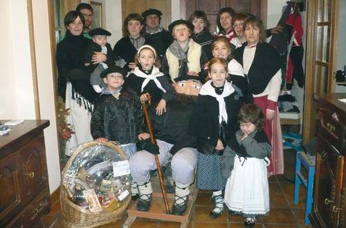Urteroko itzulia egin dute neska-mutikoek Olentzerorekin