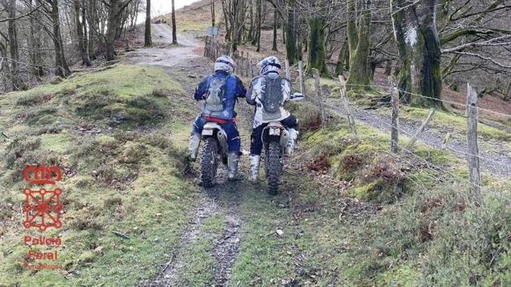 Pagolletako mendi-lepoan, natura eremu babestuan zebiltzan bi motorzale irundar salatu dituzte