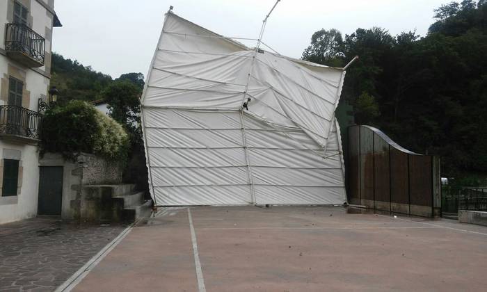 Haize bolada zakarrek Iturengo plazan jarritako karpa hegatu dute