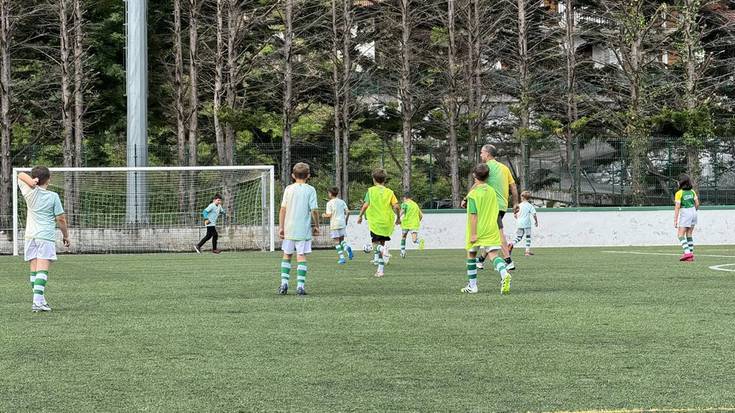 Denboraldia prestatzeko futbolean jokatu nahi duten haurren gurasoekin bilerak eginen ditu gaur Beti Gaztek
