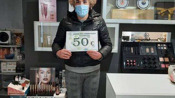 50 euroko hainbat erosketa-txartel eman ditu Lesakako Zerbitzuen Elkarteak