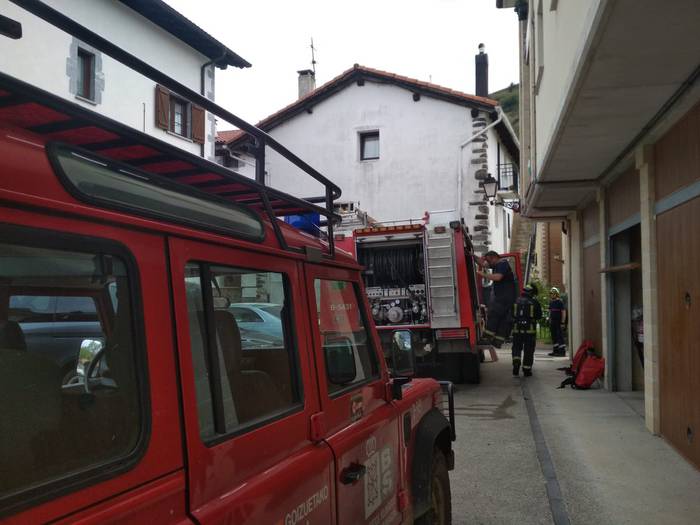 Etxebizitza bateko tximiniak su hartu du Goizuetan