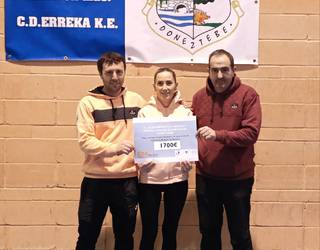 Esklerosi Anizkoitzaren Elkartearen alde 1.700 euro bildu dituzte Donezteben