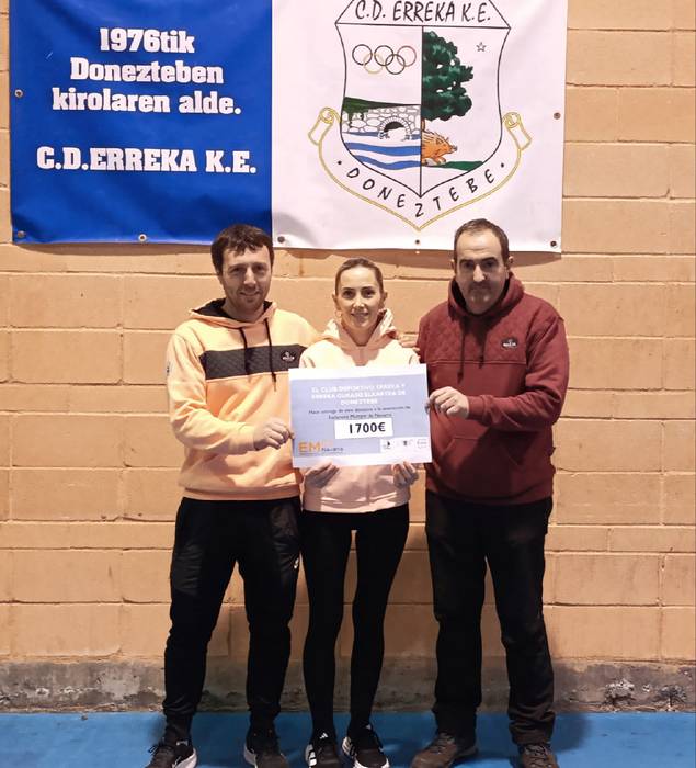 Esklerosi Anizkoitzaren Elkartearen alde 1.700 euro bildu dituzte Donezteben