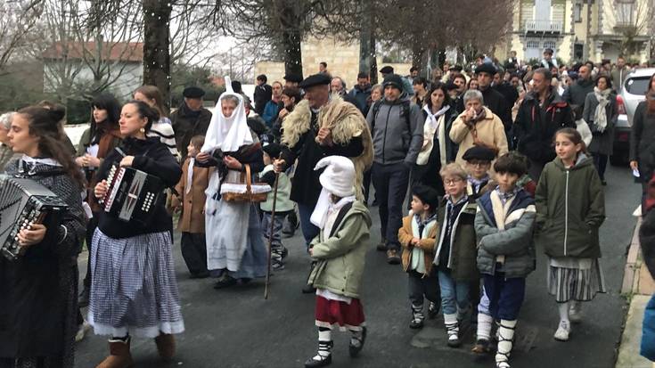 Izigarriko memento ederrak pasatu zuten Sarako haur eta helduek Olentzero eta Mari Domingirekin