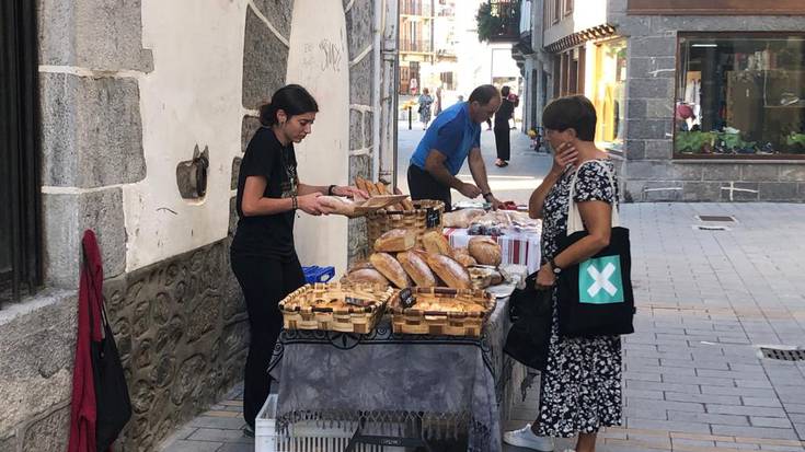 Barazki eta baserriko ekoizpenekin Lesakako merkatu ttikira larunbatean