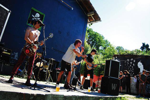 Diska karrikaratu du Arma Tiro Punk taldeak 