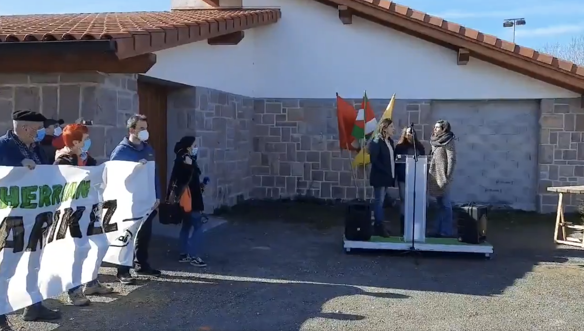 Mugako pasabideen itxiera salatzeko ehunka lagun bildu dira Lizarietan