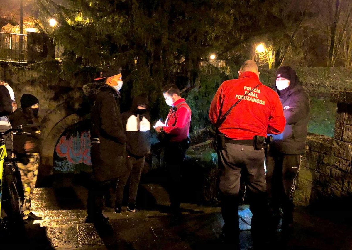 Salaketak eta atxiloketa bat Lesakan eta Donezteben kale-edanean aritzeagatik eta bizilagunekin iskanbilak sortzeagatik