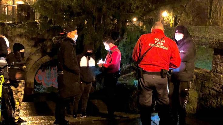 Salaketak eta atxiloketa bat Lesakan eta Donezteben kale-edanean aritzeagatik eta bizilagunekin iskanbilak sortzeagatik