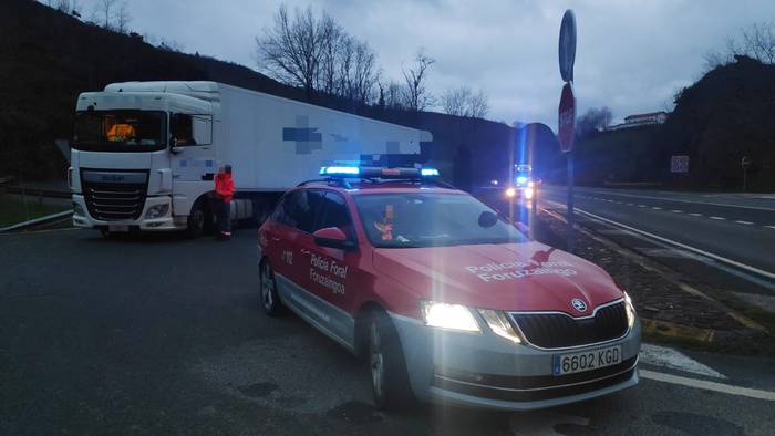 Foruzainek kamioi gidari bat geldiarazi dute Sunbillan, modu arriskutsuan gidatzen ari zela