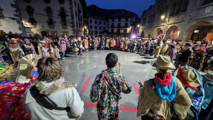 [ARGAZKIAK] Atsaureen kalejirarekin borobildu dituzte Leitzako ihauteak